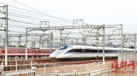 CRH380A動車與老式火車并行進出站,歷史與現(xiàn)代在此交融
