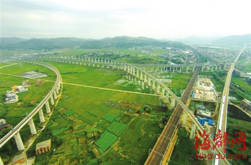 上饒站東側(cè)數(shù)公里,多條鐵路聯(lián)絡線在此交匯,將合福高鐵和滬昆高鐵連接